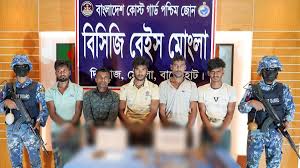 মোংলায় জাহাজে চুরির সময় অস্ত্রসহ ৫ জন আটক